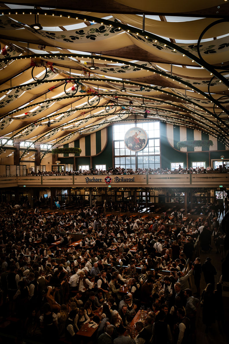 Gut besetztes Bräurosl-Festzelt während der Mittagswiesn auf dem Oktoberfest