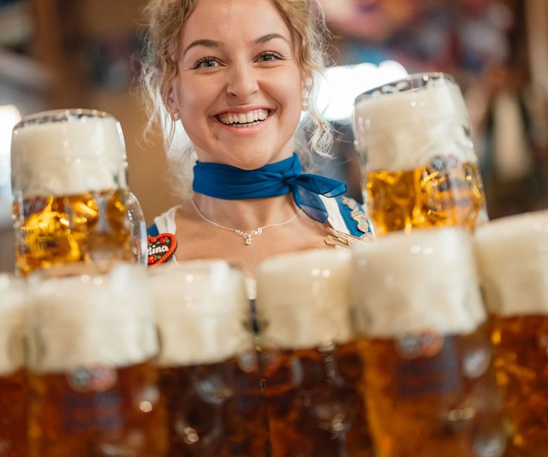 Wiesn-Bedienung Celina Pscherer mit Masskrügen im Hacker-Festzelt auf dem Oktoberfest