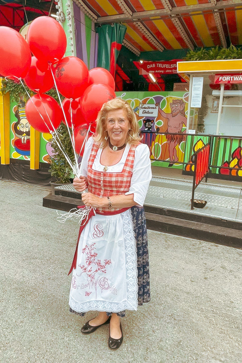 Elisabeth Polaczy vor dem Teufelsrad auf dem Oktoberfest