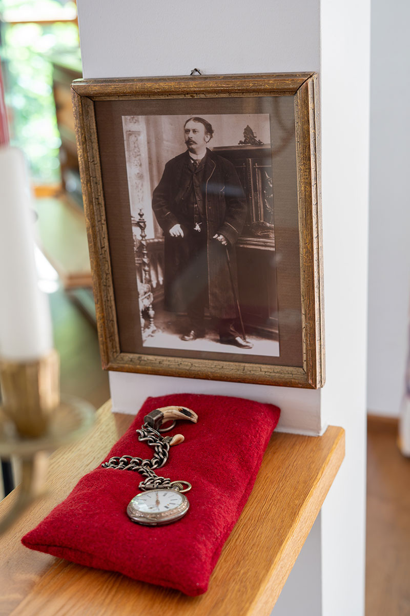 Historisches Porträt von Schichtl-Gründer Michael August Schichtl mit seiner Taschenuhr