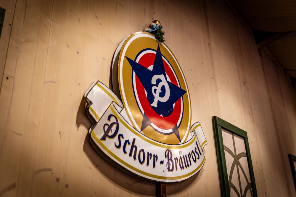 Historisches Pschorr-Bräurosl-Schild im Festzelt auf dem Oktoberfest