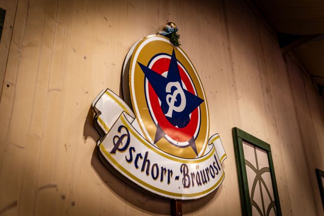Historisches Pschorr-Bräurosl-Schild im Festzelt auf dem Oktoberfest