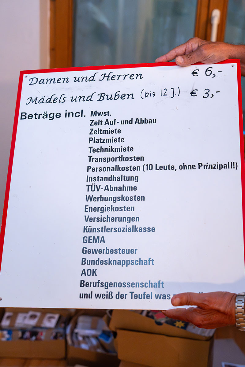 Historische Preistafel des Schichtls mit Eintrittspreisen und Kosten auf dem Oktoberfest