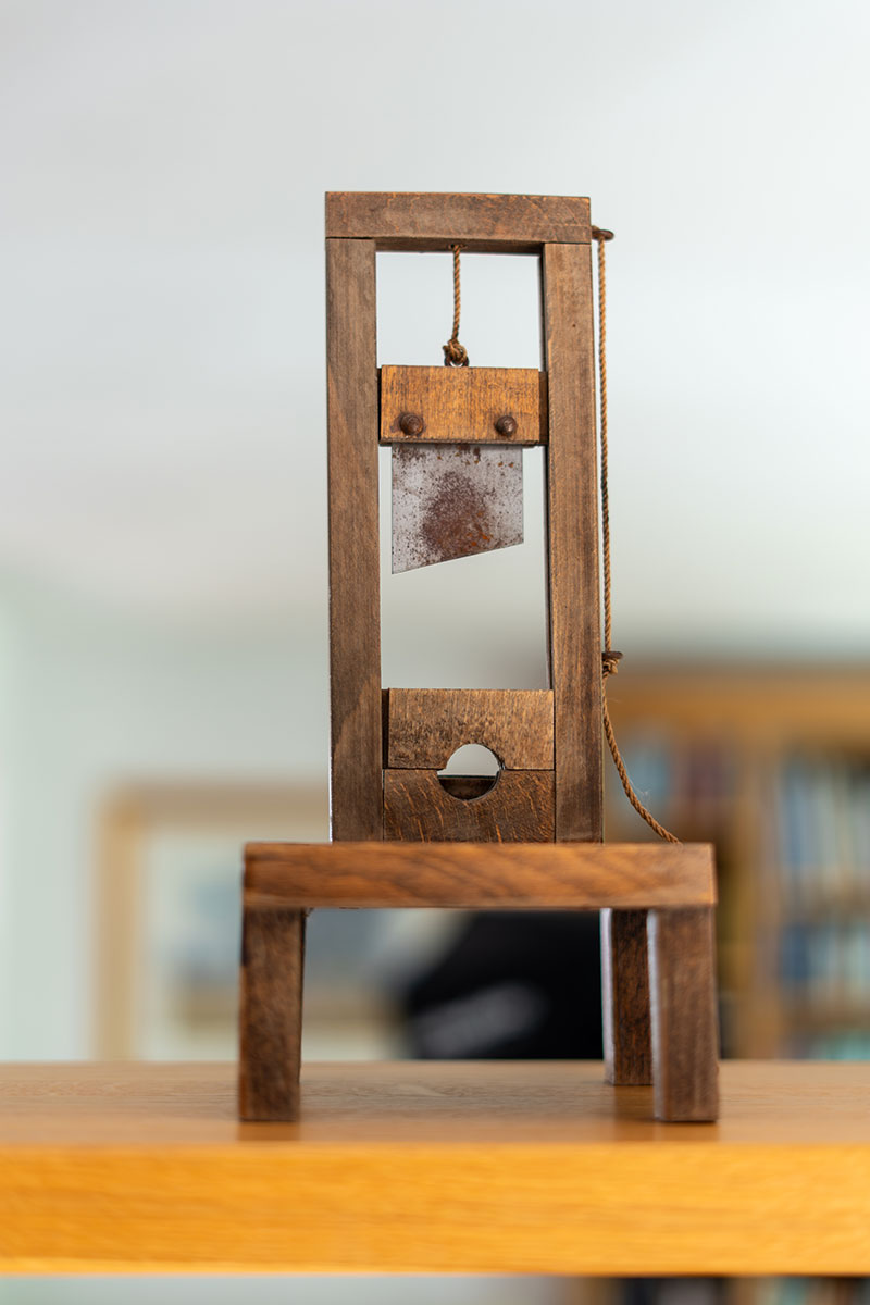 Miniatur-Guillotine als Erinnerungsstück an den berühmten Enthauptungstrick beim Schichtl