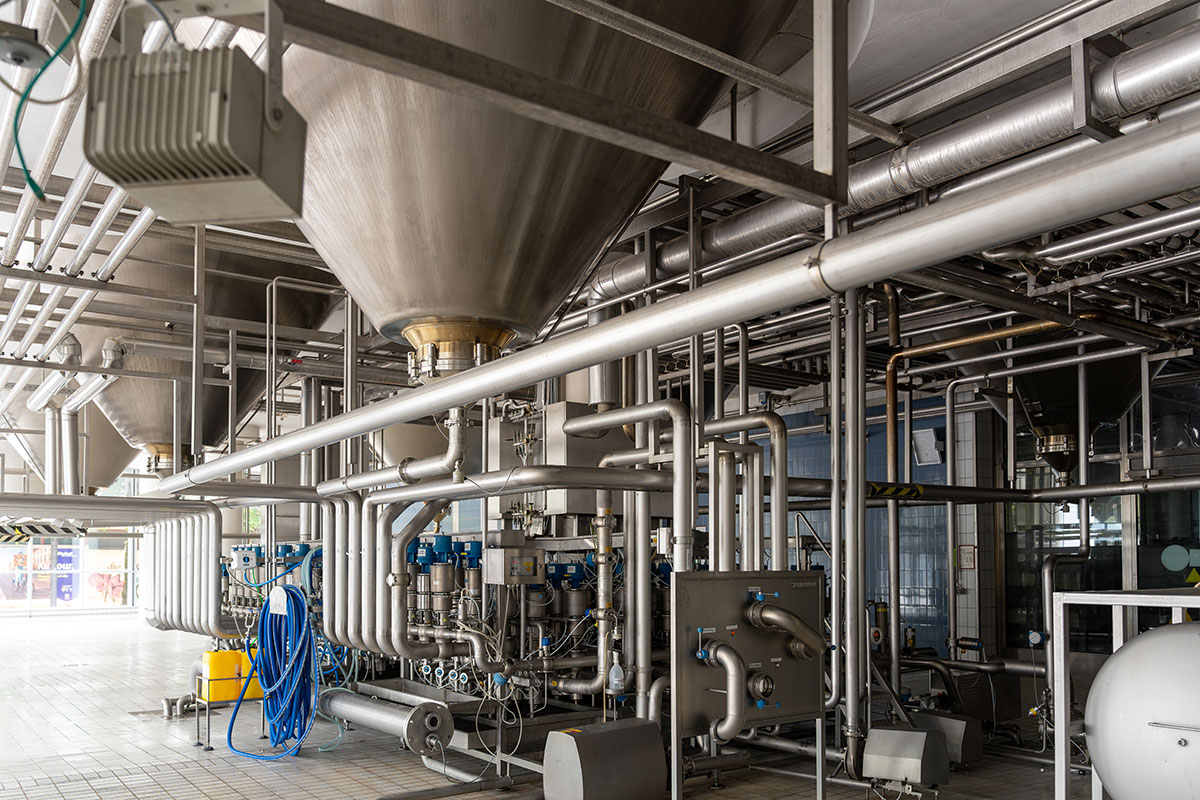 Gärkeller der Spatenbrauerei mit Tanks und Leitungen für Würze, Bier und Hefe
