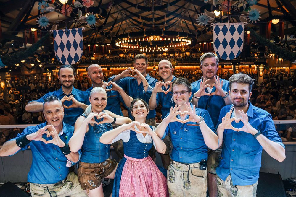 Band SÜDHERZ auf der Bühne der Festhalle Schottenhamel beim Oktoberfest