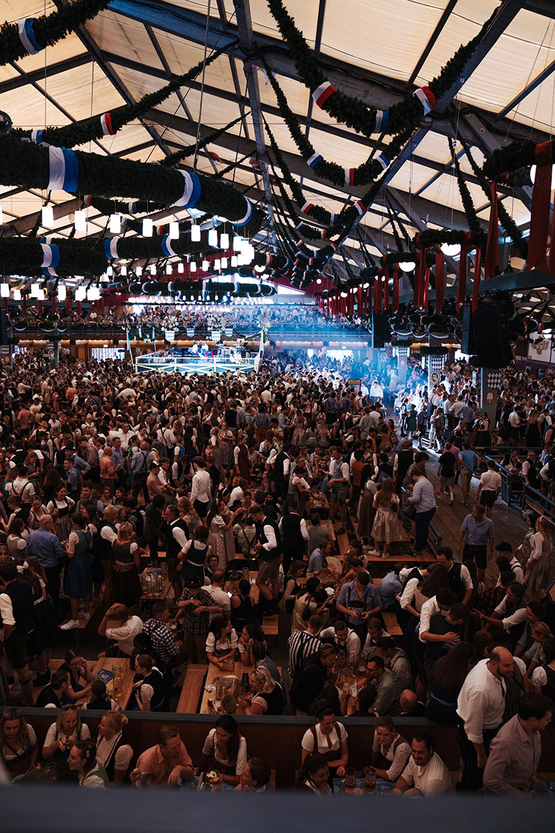 Volle Festhalle Schottenhamel während eines Auftritts von SÜDHERZ auf dem Oktoberfest