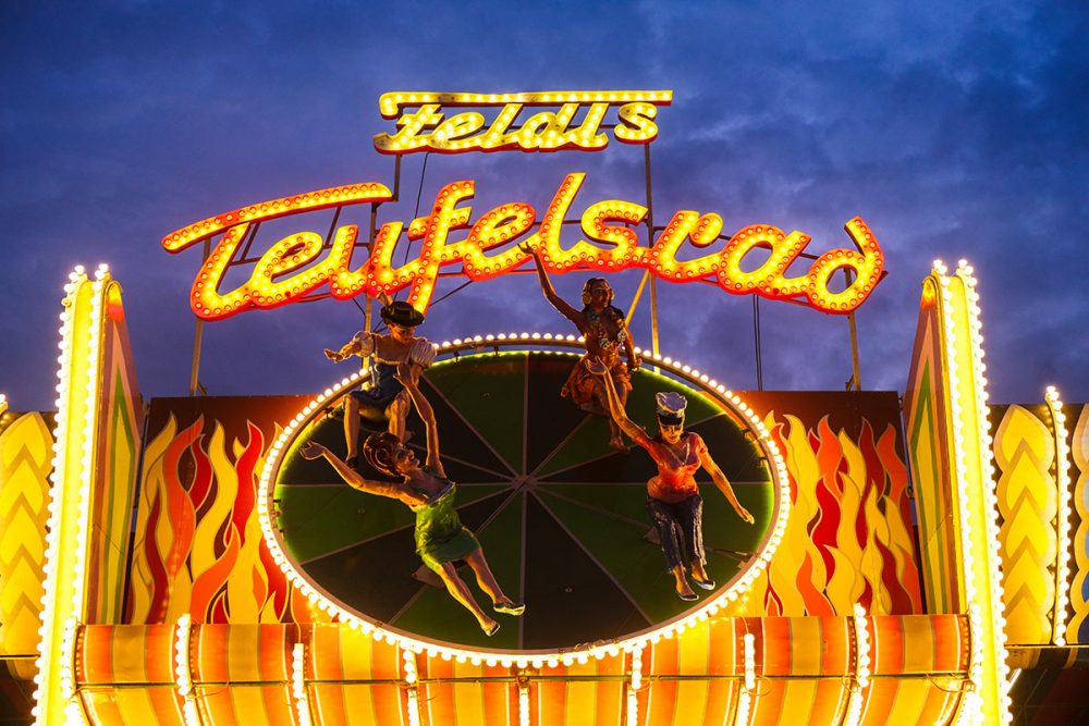 Beleuchtetes Teufelsrad auf dem Oktoberfest bei Nacht