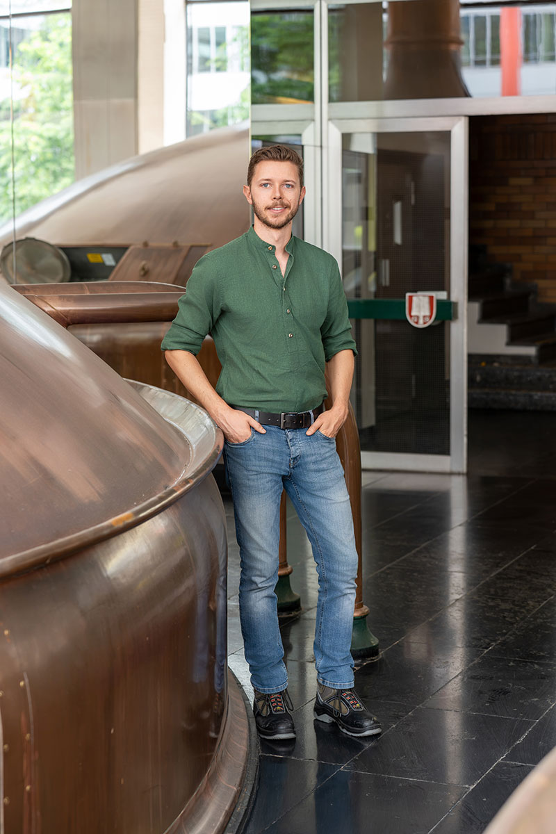 Braumeister Thomas Kreutz an den historischen Kupferkesseln der Spatenbrauerei