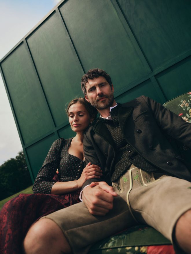 Frau im Dirndl und Mann in Lederhose mit Janker als moderner Wiesn-Trachtenlook