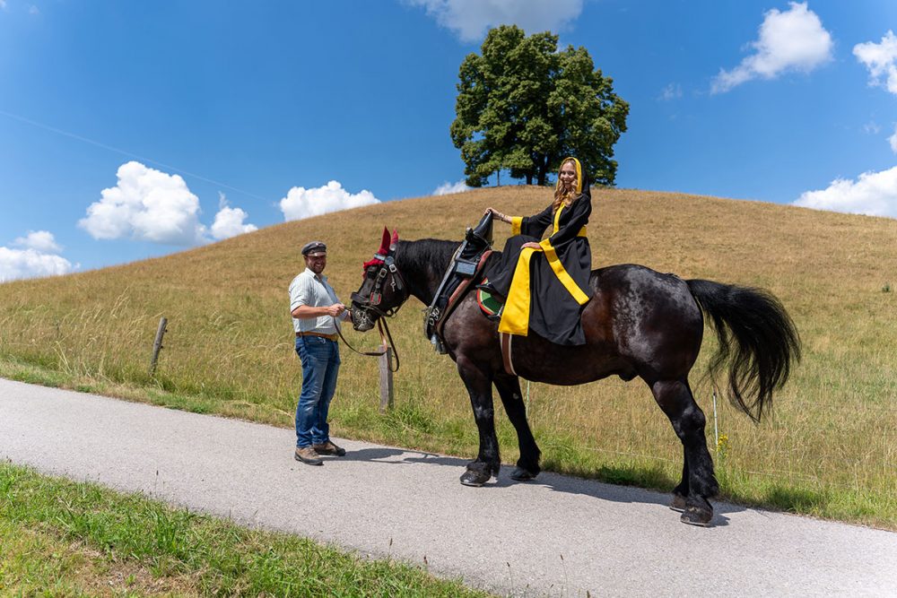 Marinus Zengerle mit Kaltblüter Schorsch am Zengerlehof im Tölzer Land