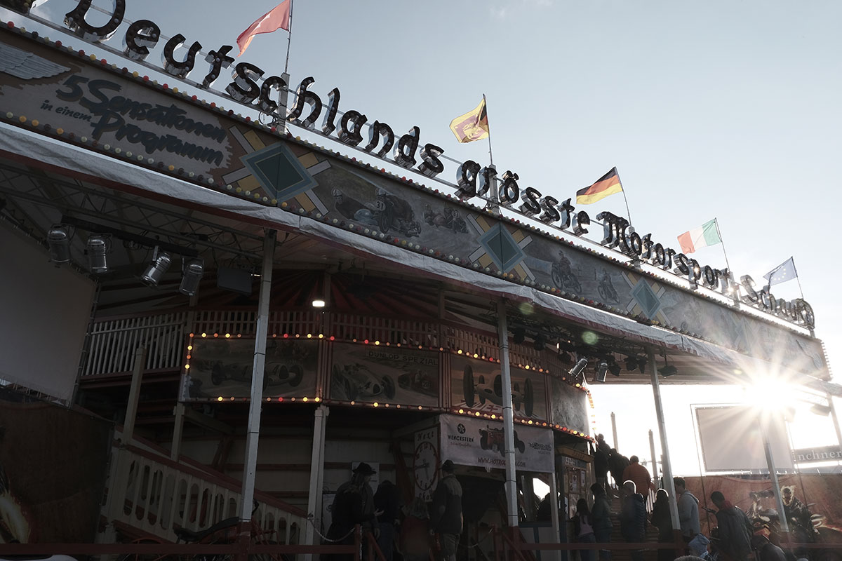 Pitt's Todeswand auf dem Oktoberfest in München von außen